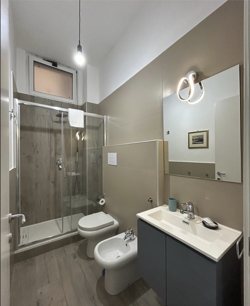 Angolo Marconi - bagno con doccia in vetro e mobile lavabo