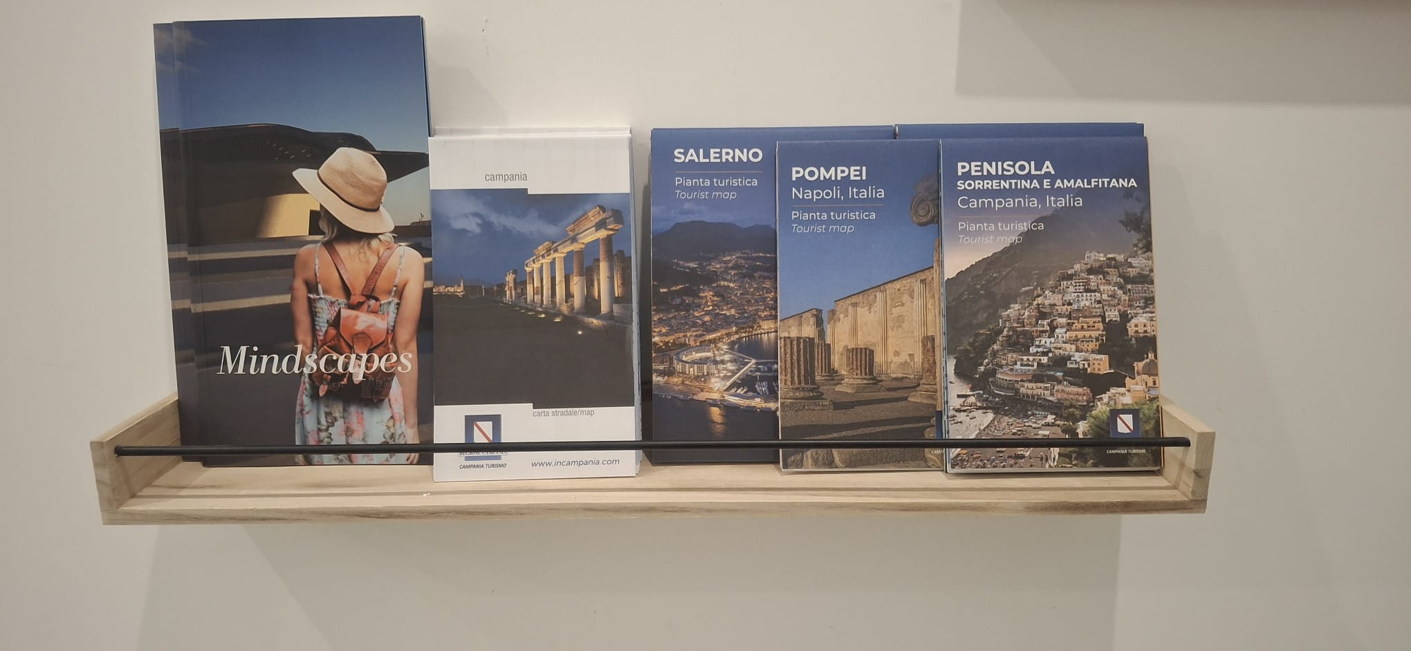 Scaffale con libri