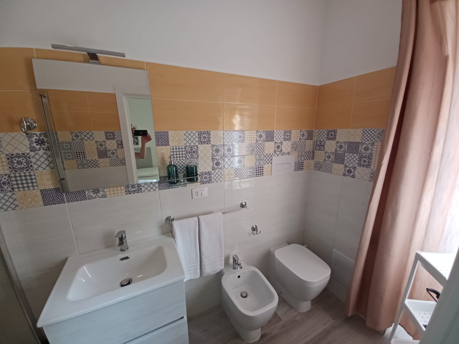 Camera Anemone - Bagno con lavabo e piastrelle decorate