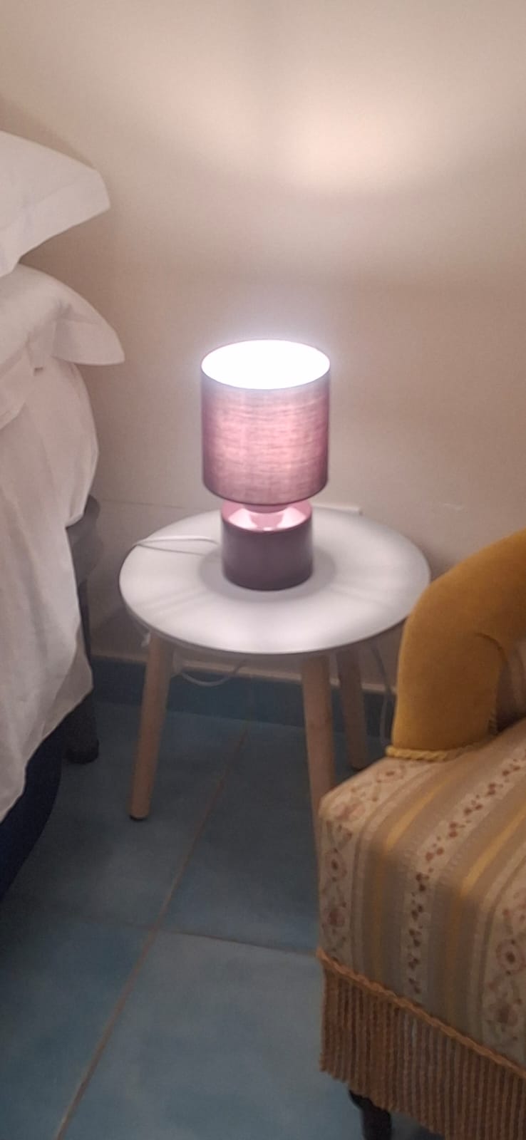 Camera Anemone - Comodino con lampada e poltrona