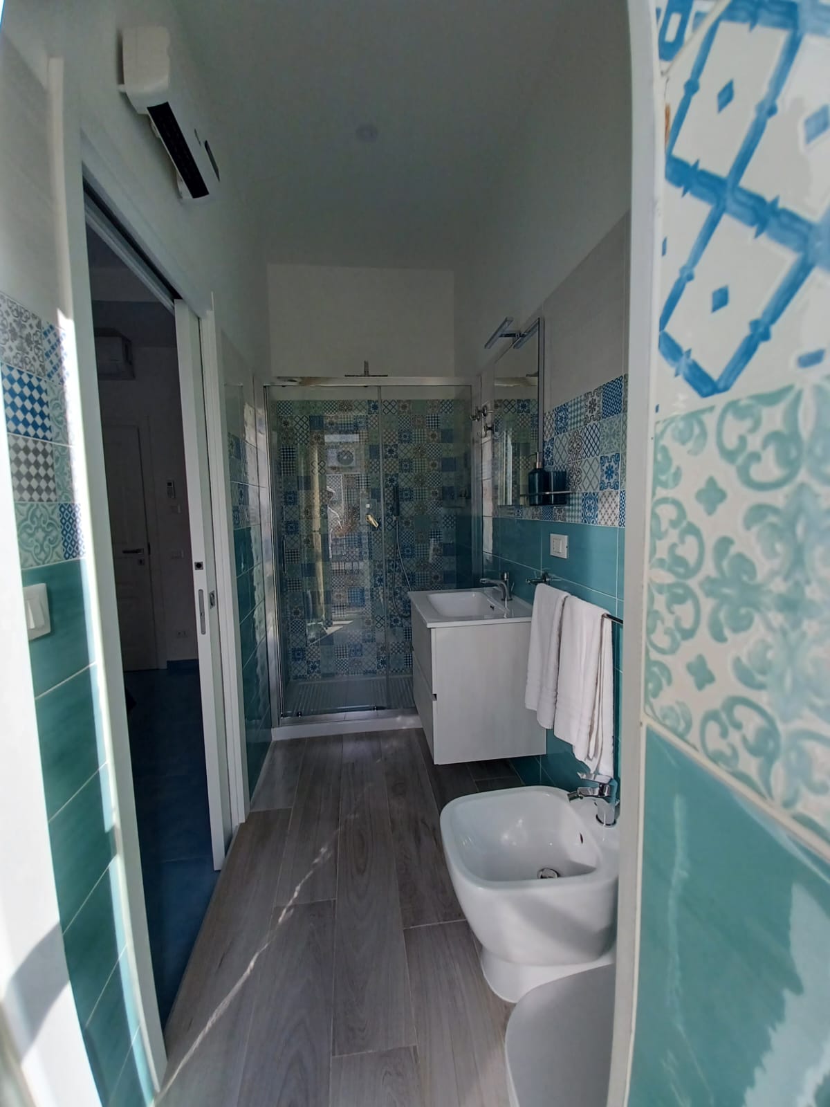 Camera Vele - Bagno completo vista corridoio