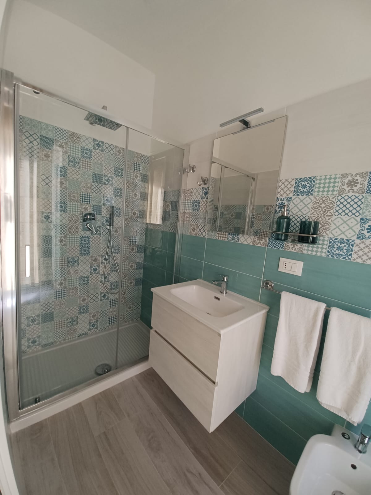 Camera Vele - Bagno con doccia e piastrelle turchesi