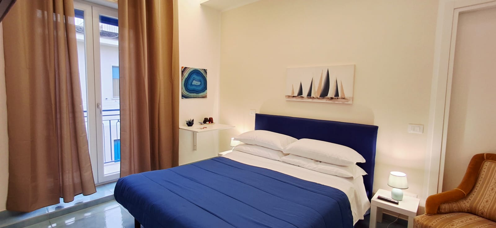 Camera Vele - Letto con balcone e luce naturale